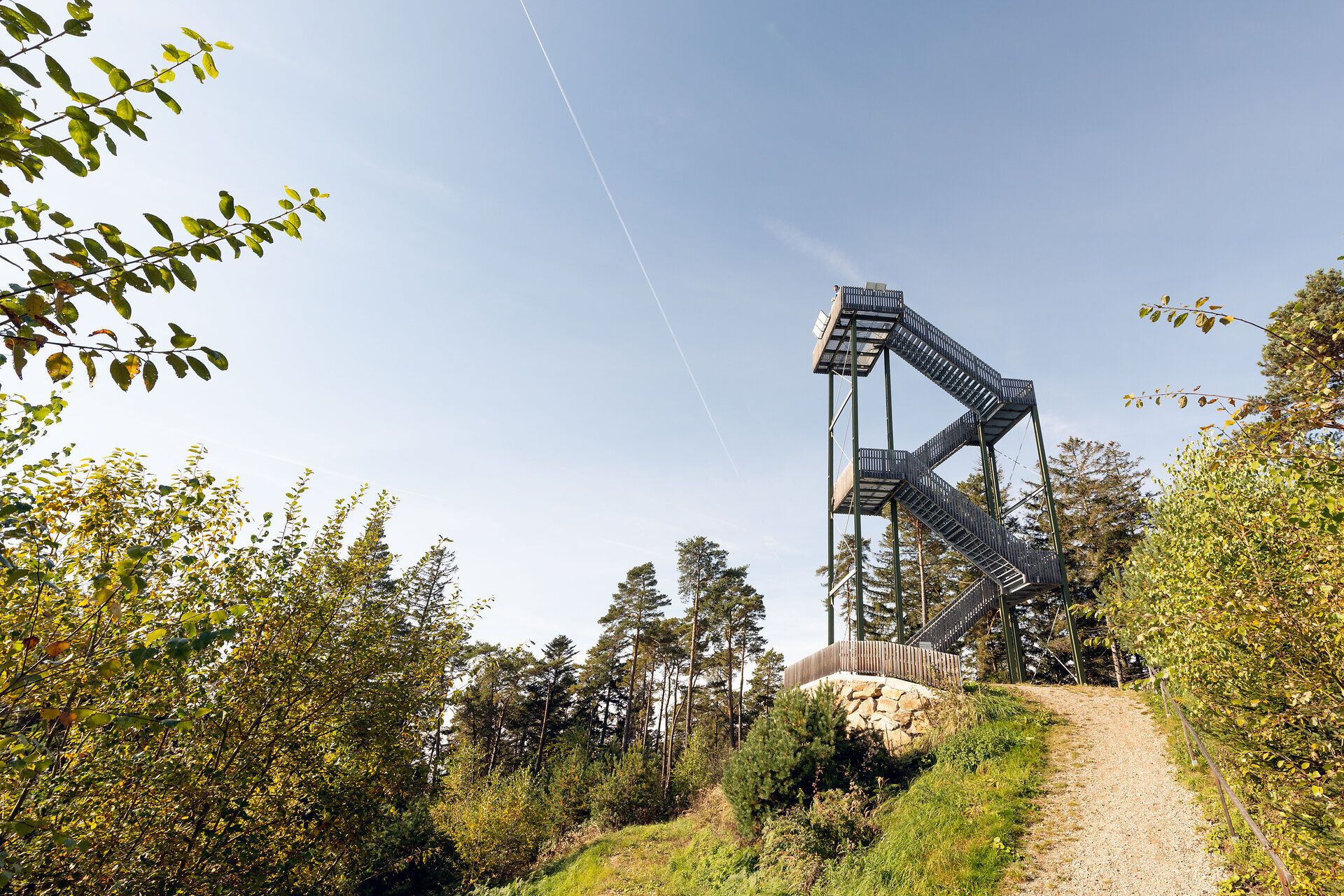 Rozhledna se majestátně tyčí nad okolními lesy a nabízí úchvatný výhled na kopce v regionech. Toto místo obklopené svěží zelení a ptačím zpěvem vybízí k posezení a odpočinku. Léto v horách se zde stane nezapomenutelným zážitkem.