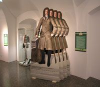Výstavní místnost s figurami a exponáty v laboratoři ve Wachau.