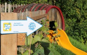 Směrov&aacute; &scaron;ipka Krokov&aacute; dr&aacute;ha, &copy; "Tut Gut!"