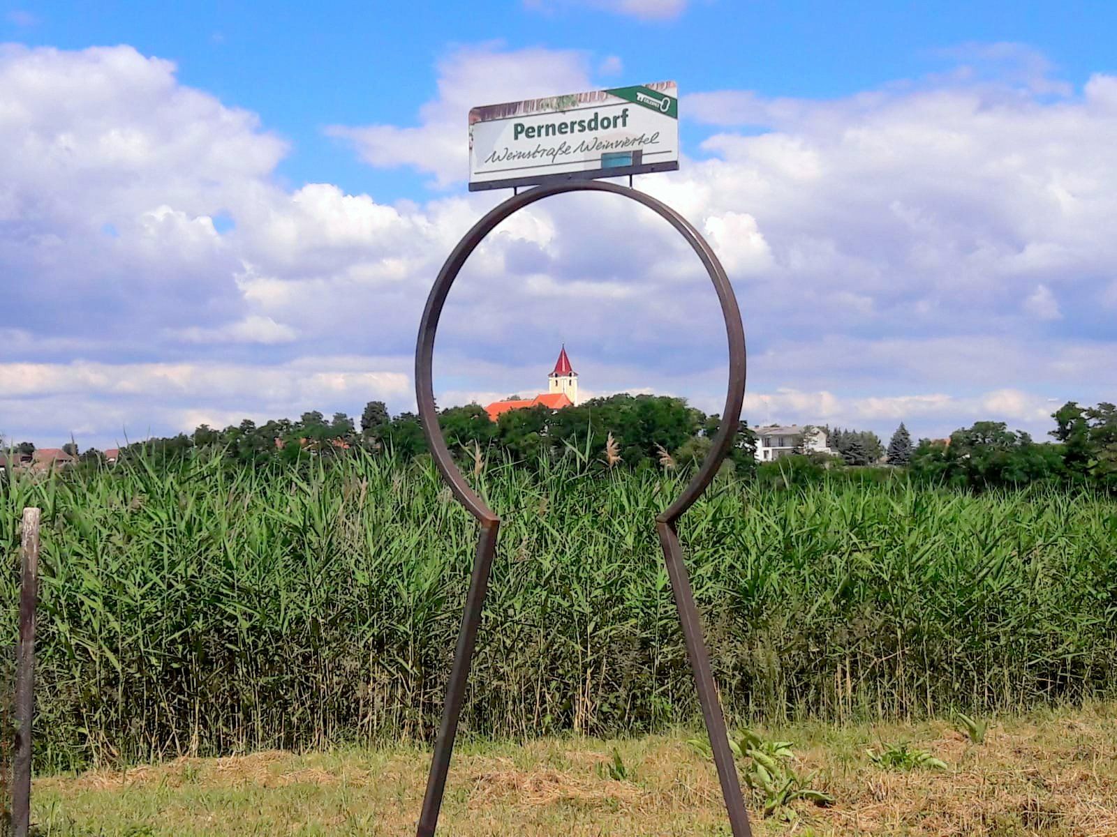 Pohled na kostel v Pernersdorfu skrze klíčovou formu.