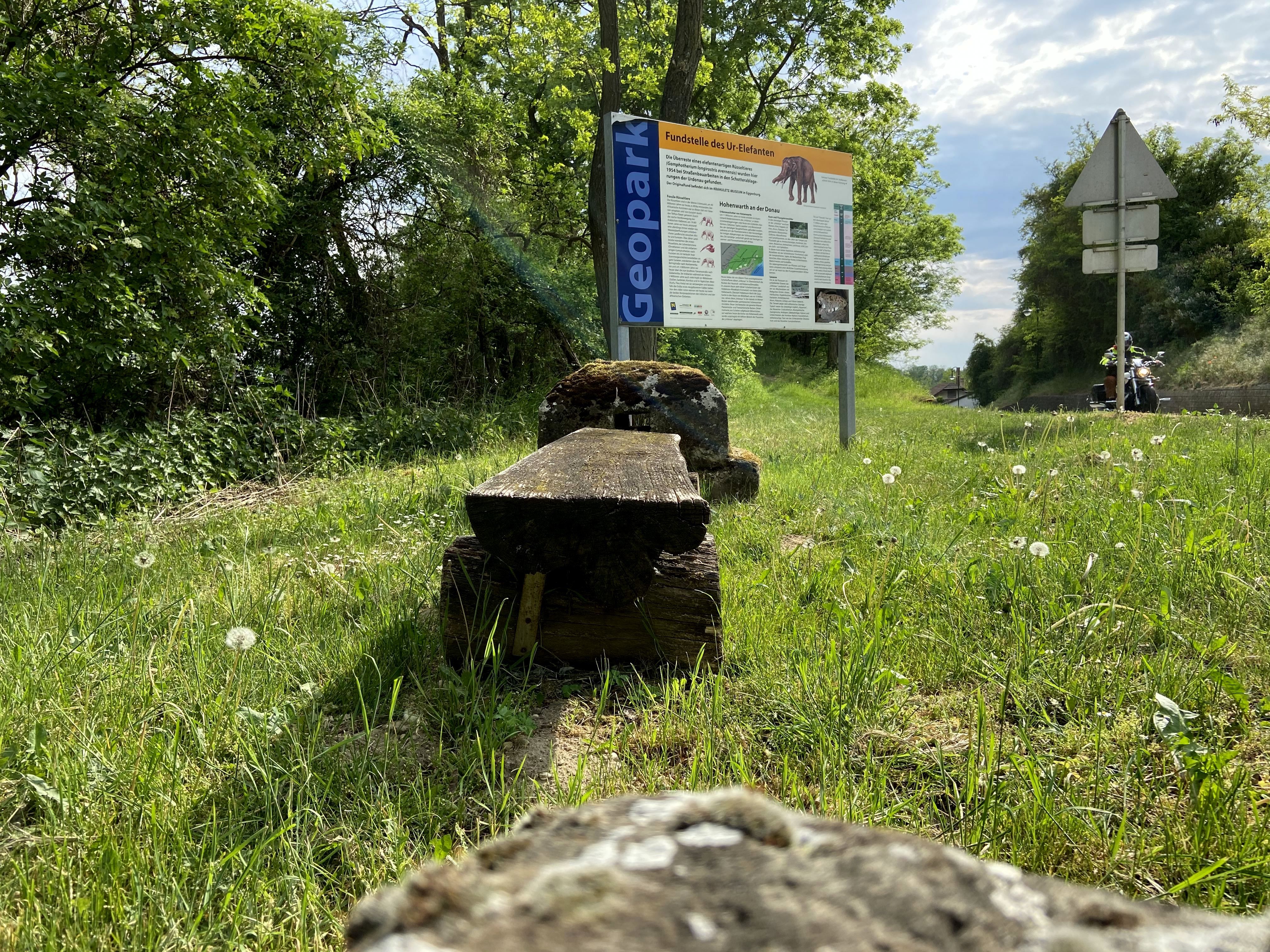 Značka pro naleziště mastodonta v Hohenwarthu na louce obklopené stromy a cestou.