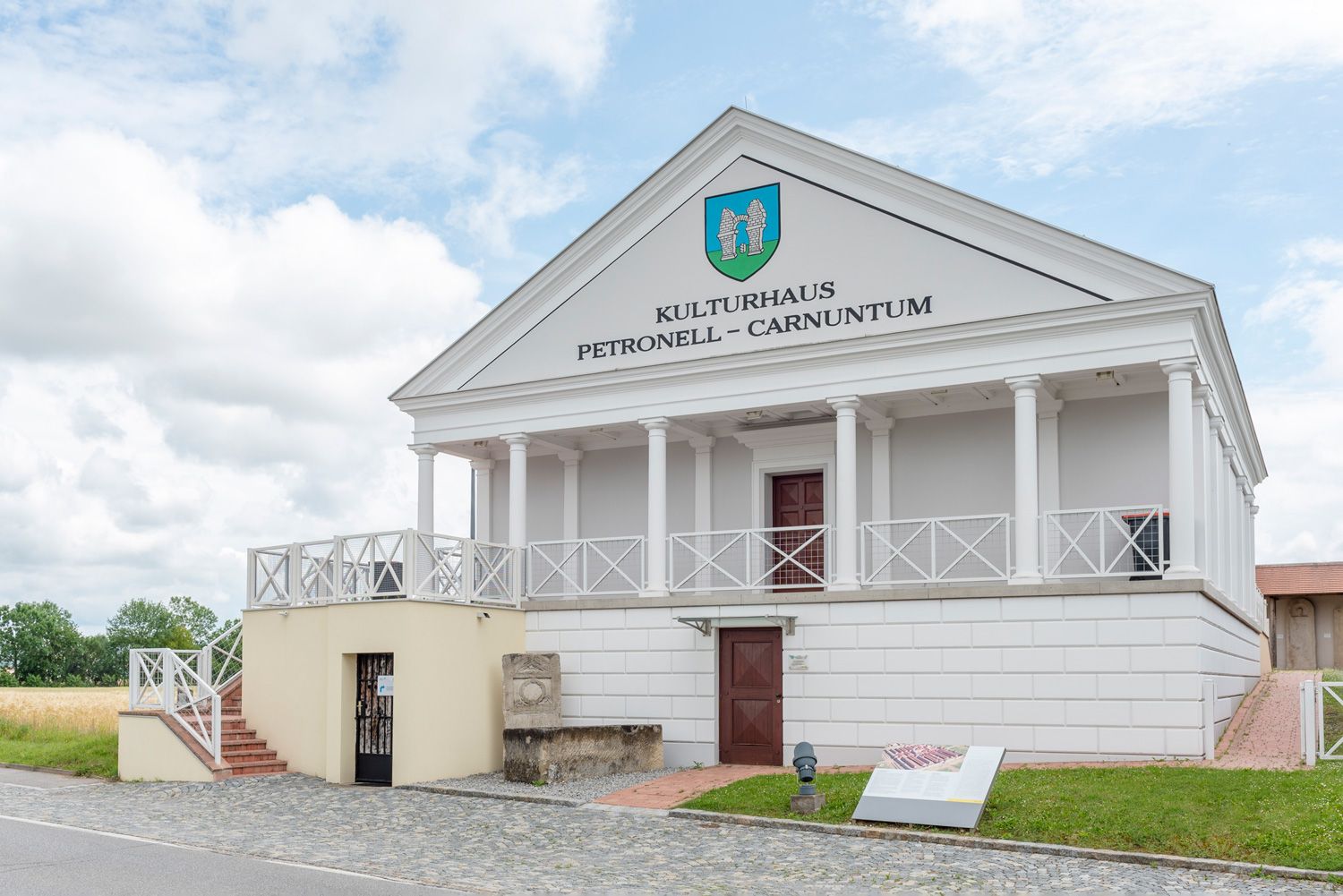 Kulturní centrum Petronell-Carnuntum s klasicistní fasádou a sloupy.