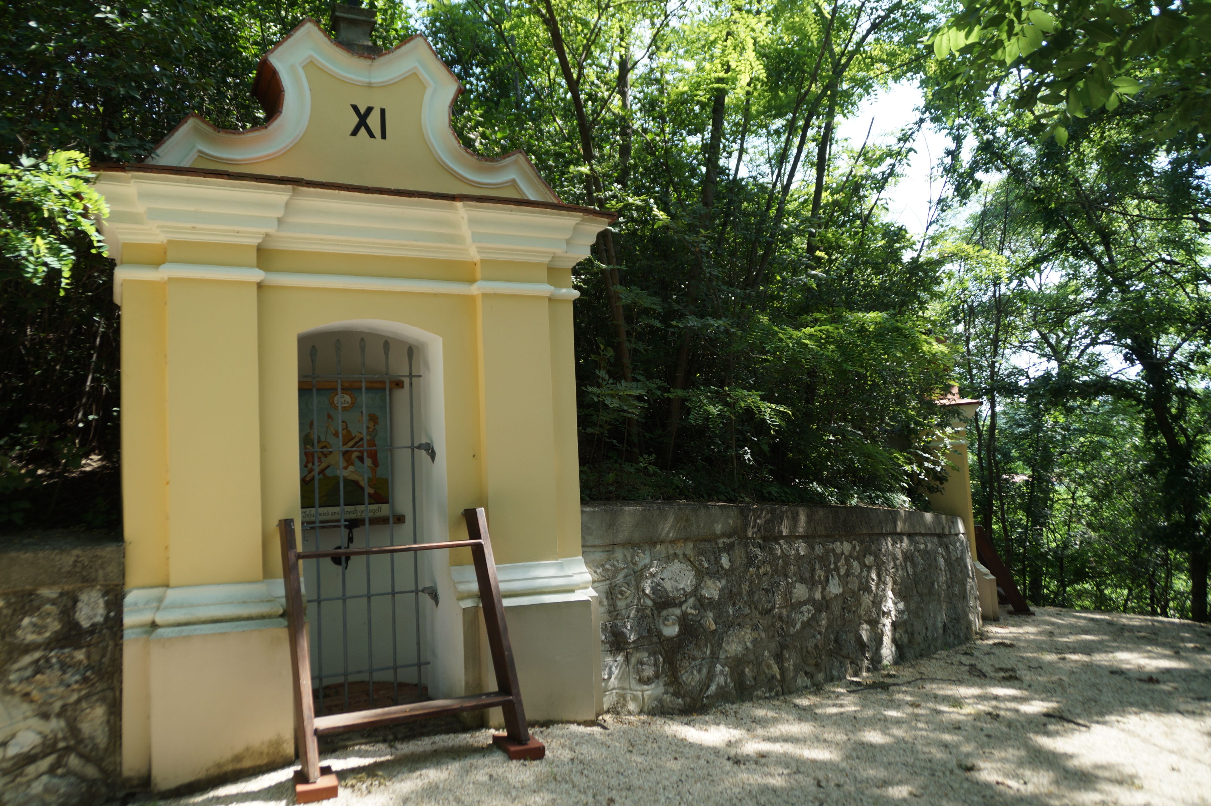 Calvary Station XI ve Staatzu, obklopená stromy.