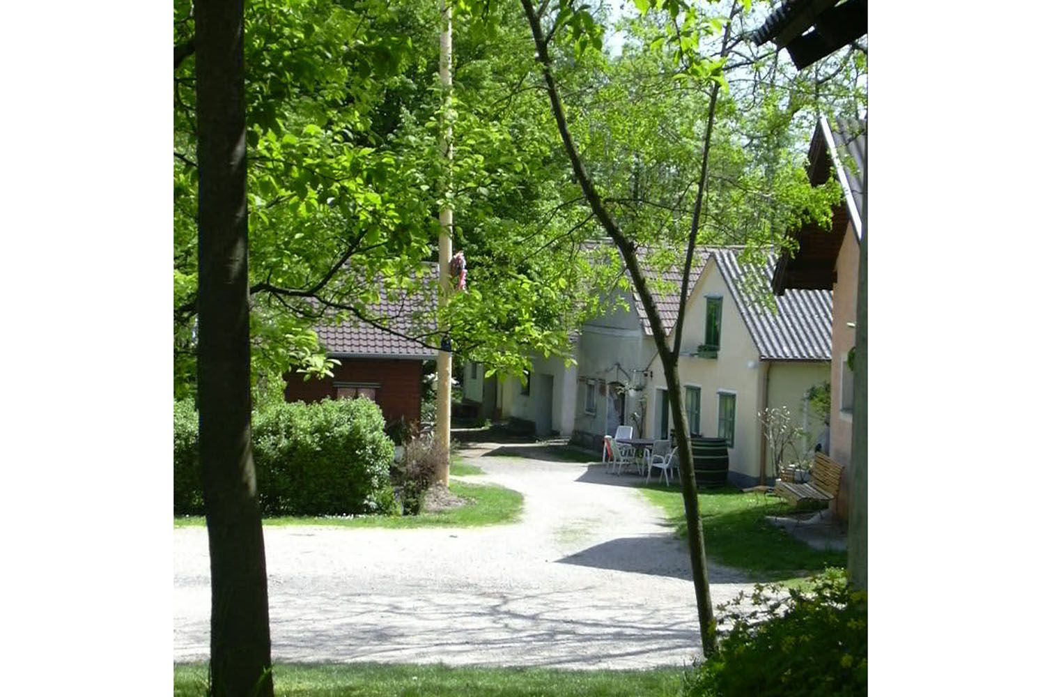 Idylická sklepní ulička s malými domky a spoustou zeleně na jaře.