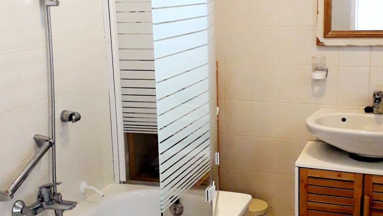 All rooms are at ground level and centrally accessible from the entrance hall., © U.E.