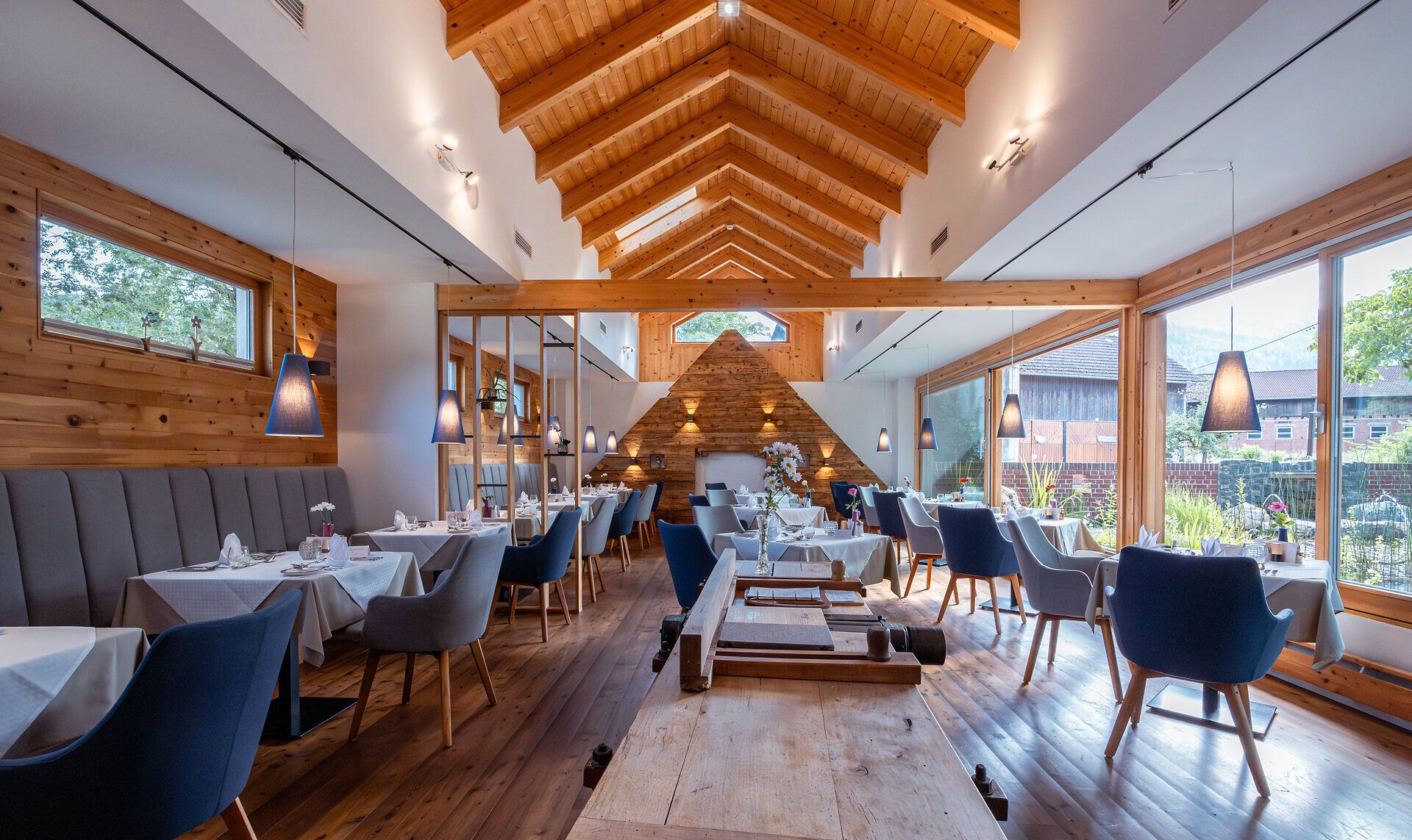 In diesem einladenden Restaurant mit warmem Holzinterieur und großen Fenstern genießen Gäste eine atemberaubende Aussicht auf die umliegende Natur. Die harmonische Atmosphäre lädt dazu ein, sich bei einem köstlichen Essen zu entspannen und die Schönheit der Wiener Alpen zu erleben.