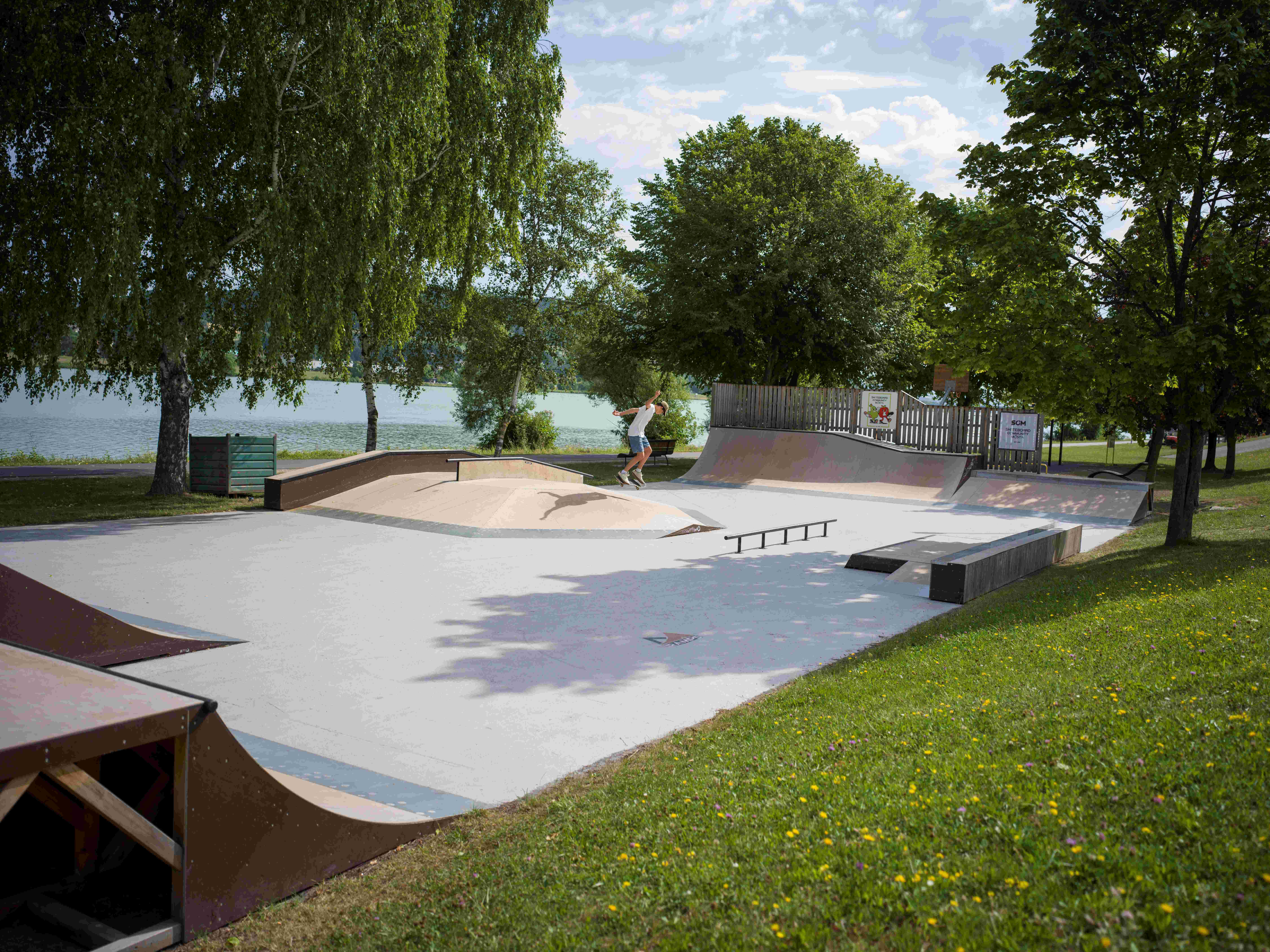 Zábava na skateparku v Auszeit.Wiese