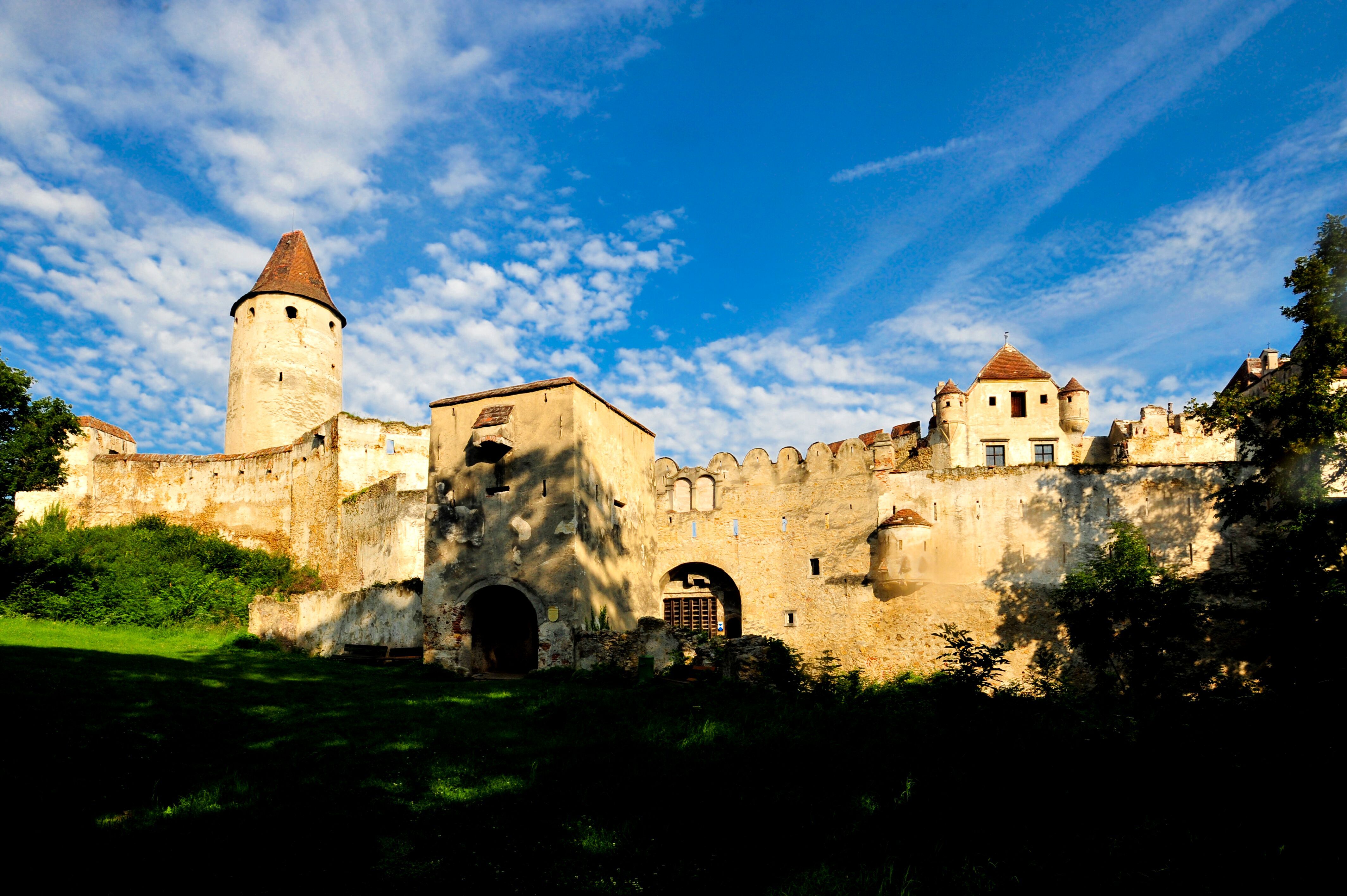 Hrad Seebenstein s modrou oblohou a mraky v pozadí.