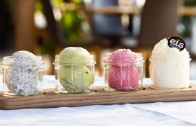 Eis-Greissler coffee house, mixed ice cream on a wooden board, © Blochberger Eisproduktion GmbH