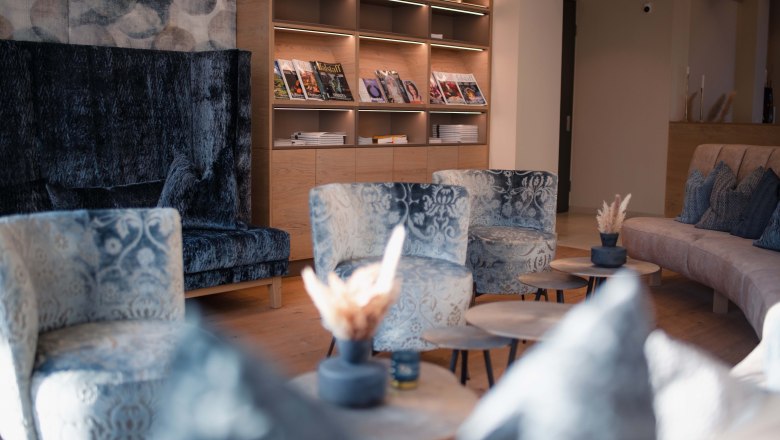 Seating in the Hotel Schachner lobby, &copy; Hotel Schachner_MIKU Media