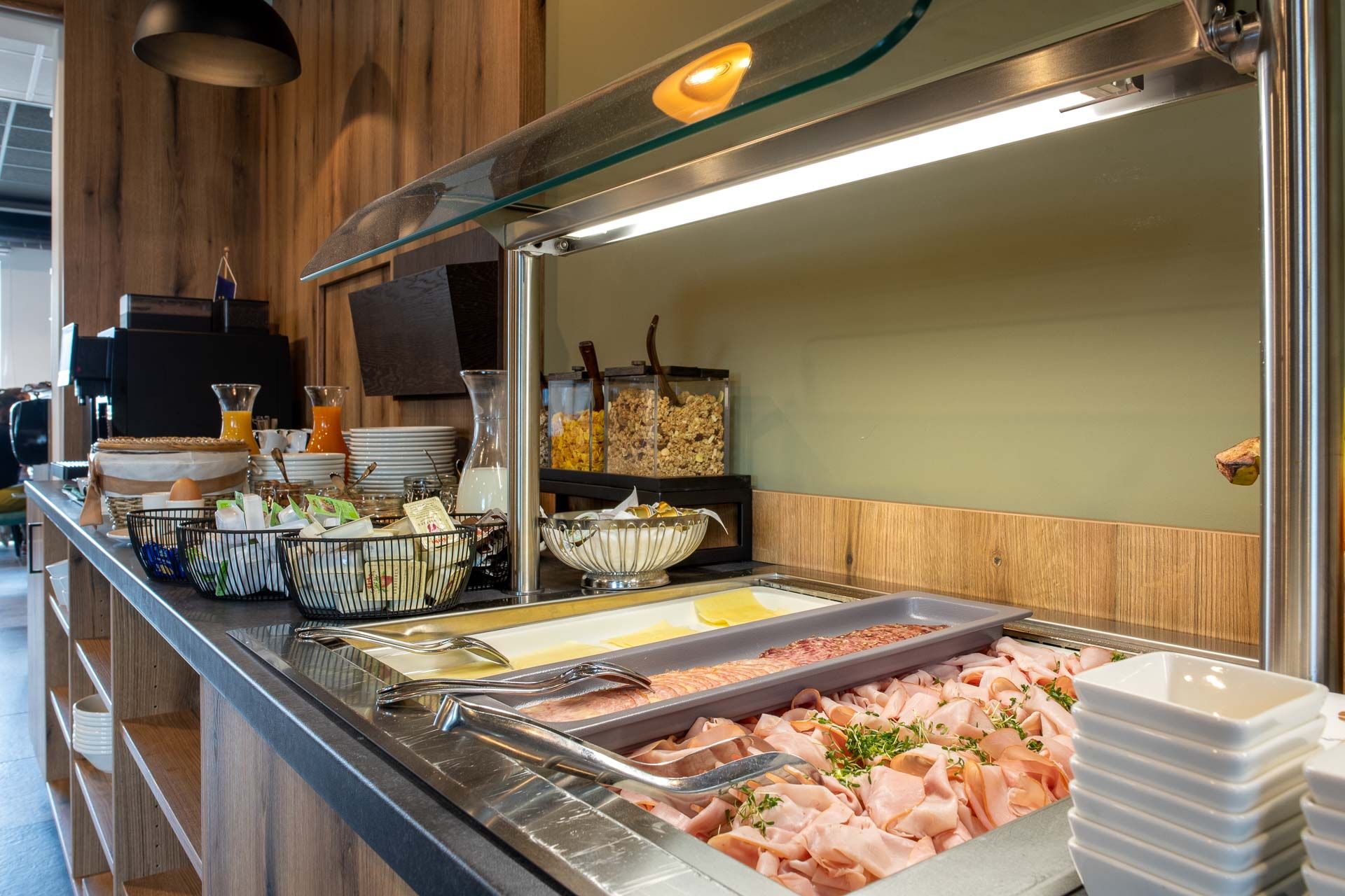 Snídaně formou bufetu s uzeninami, sýrem, müsli a nápoji.