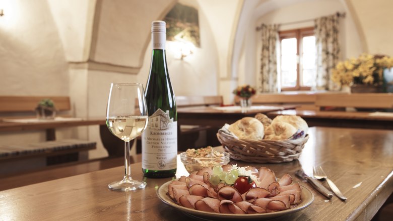 V&iacute;no z vinařstv&iacute; Kronberger Karl, &copy; Monika Loeff
