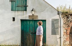 Vinný sklep v Zellerndorfu, obklopený vinicemi a modrou oblohou.