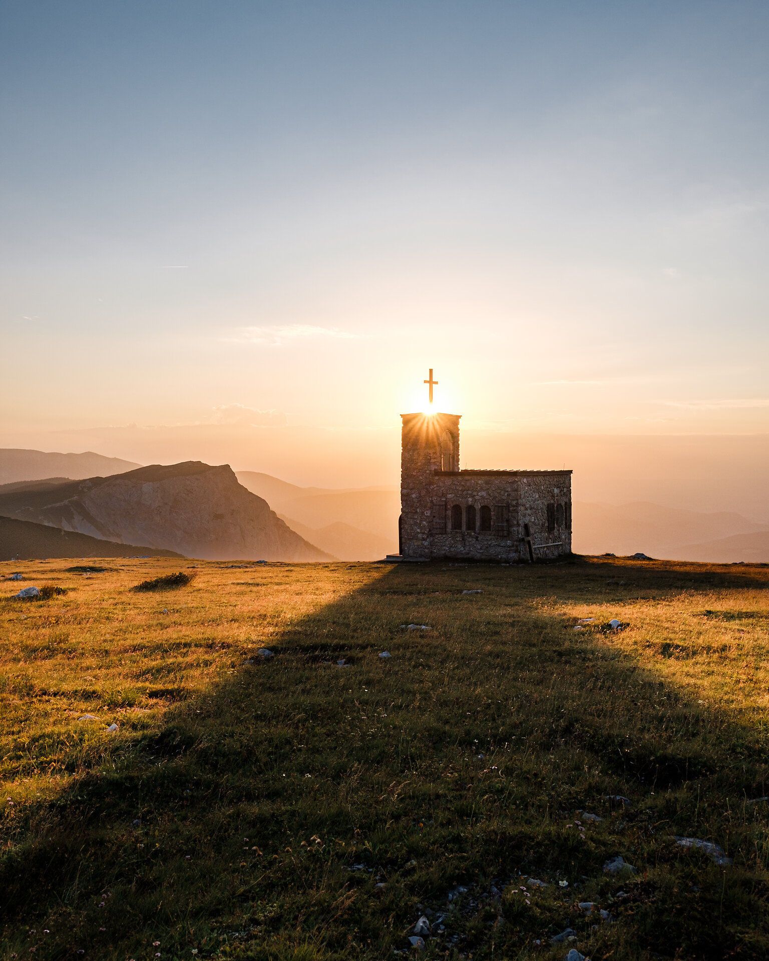 Mírné kopce Vídeňských Alp objímají malou půvabnou kapli, která září ve zlatavém světle zapadajícího slunce. Její silueta se majestátně vyjímá na pozadí oblohy a vybízí turisty ke chvilce ticha a rozjímání. Zde, kde se harmonicky snoubí příroda a duchovno, se každá návštěva stává nezapomenutelným zážitkem.