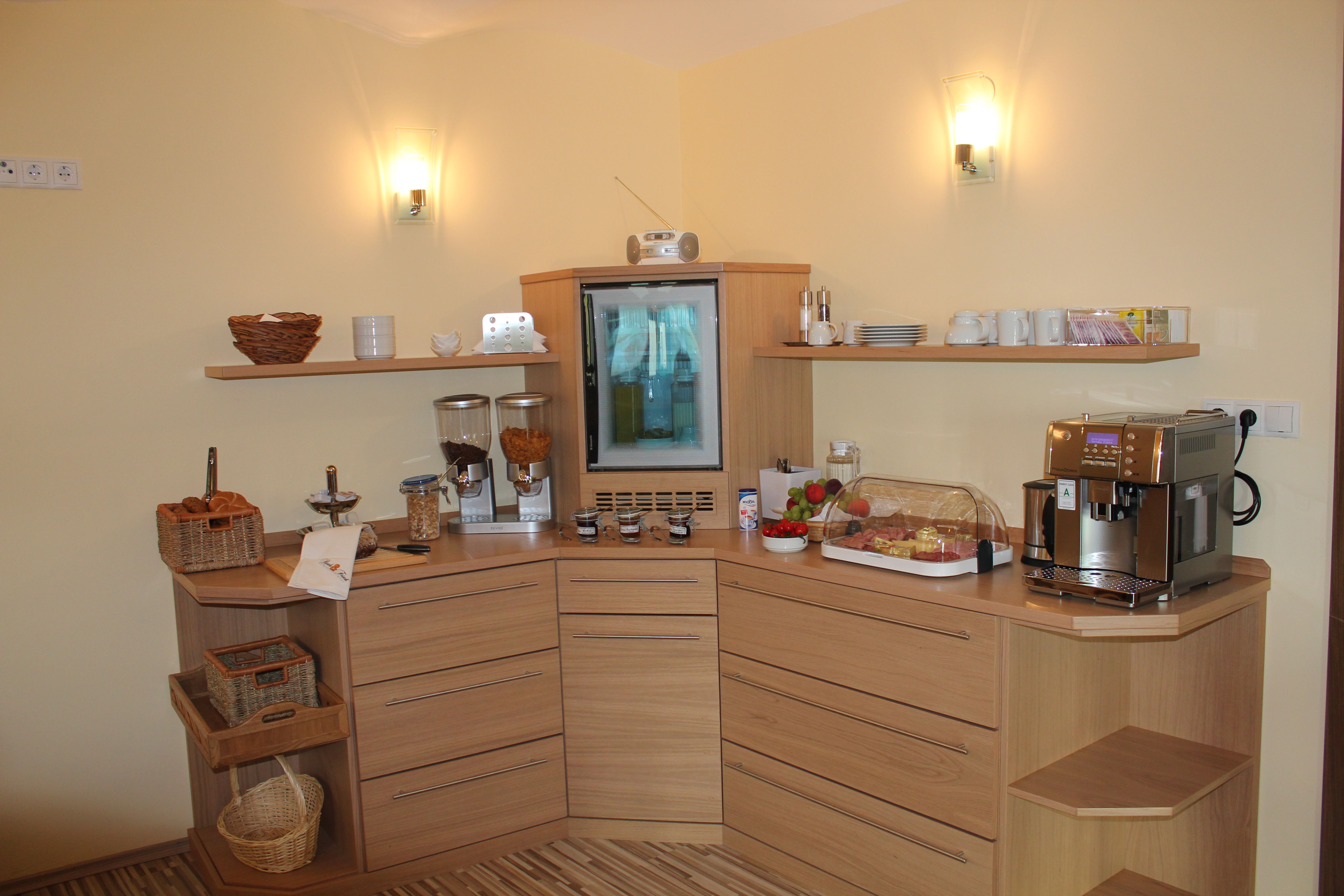 Snídaně formou bufetu v penzionu s kávovarem, müsli, ovocem a uzeninami.