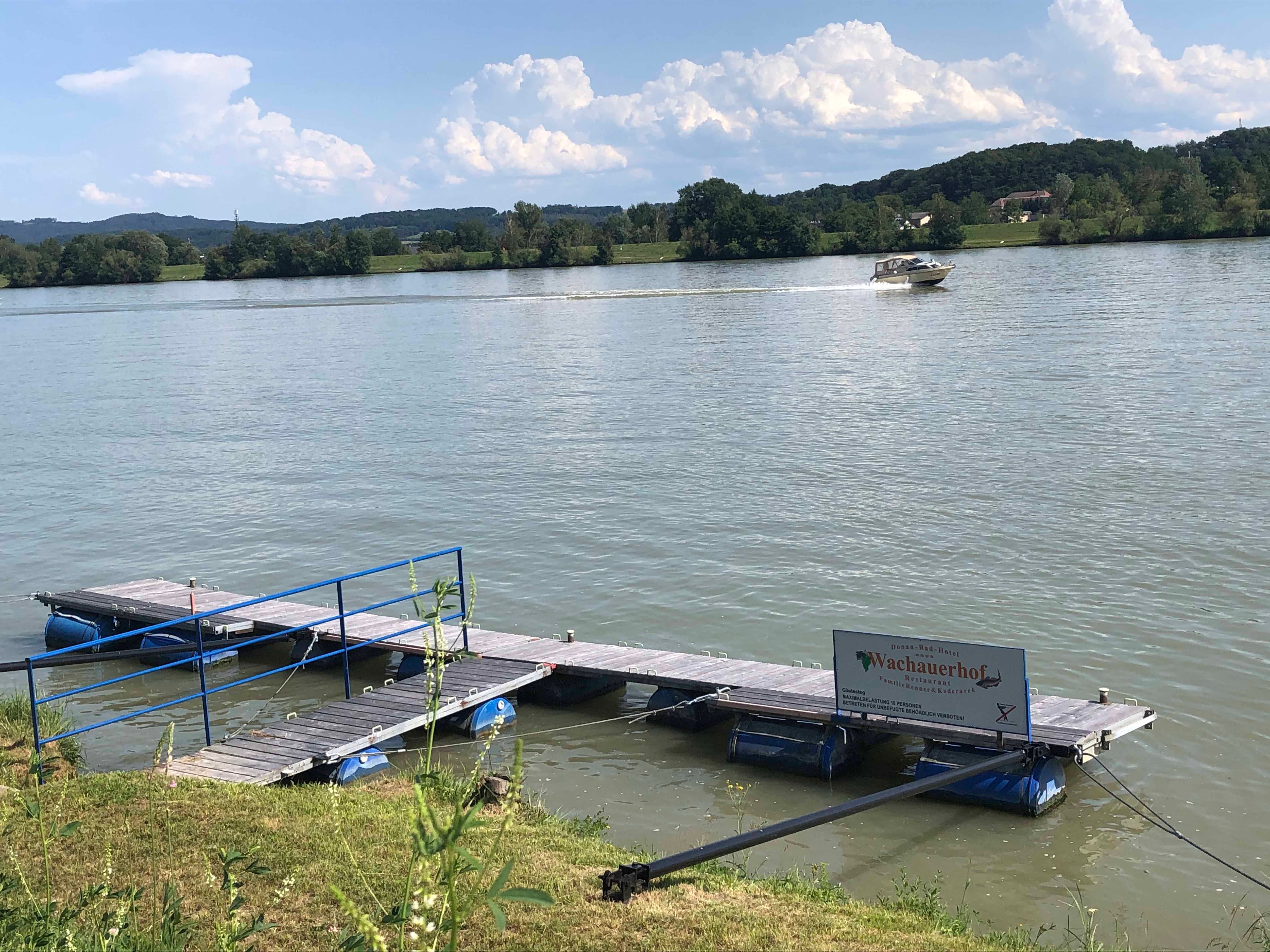 Molo na řece s lodí v pozadí.