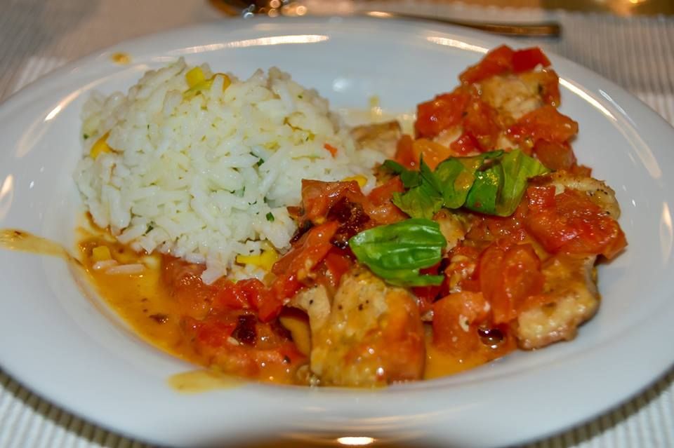 Talíř kapřího filé s rajčatovým a bazalkovým ragú a rýží basmati.