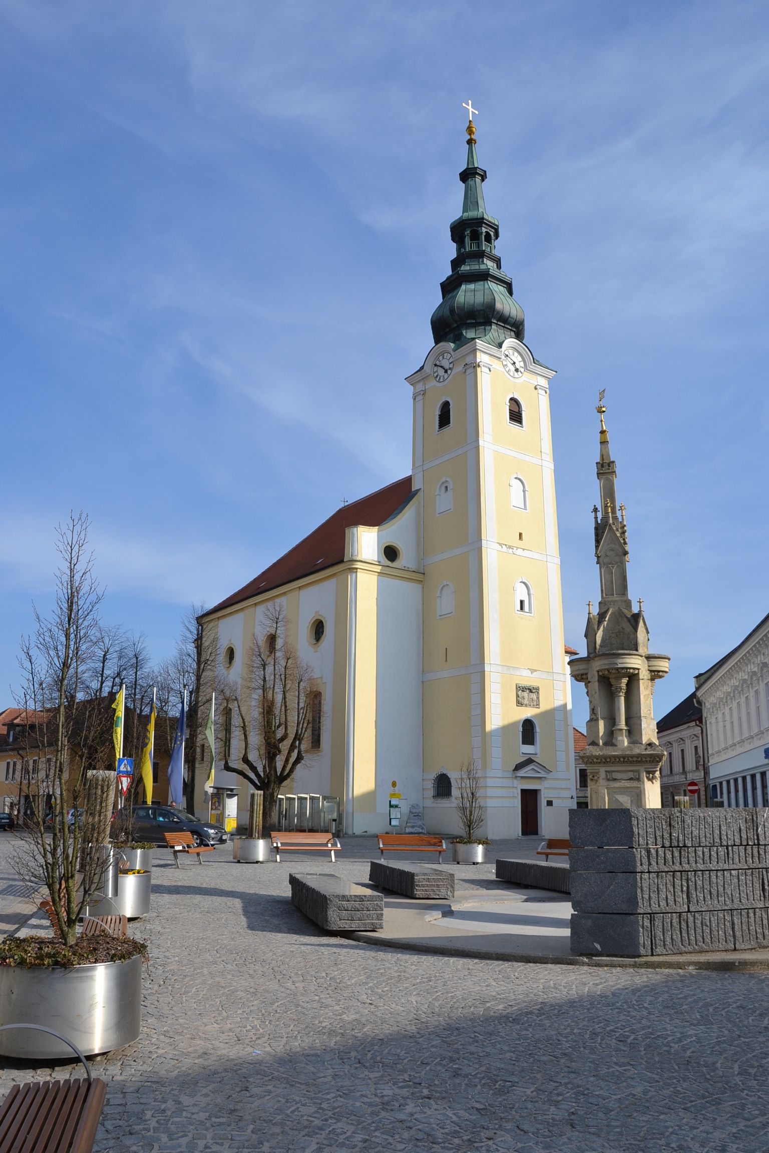 Kostel s věží a náměstím v rakouském Gföhlu.