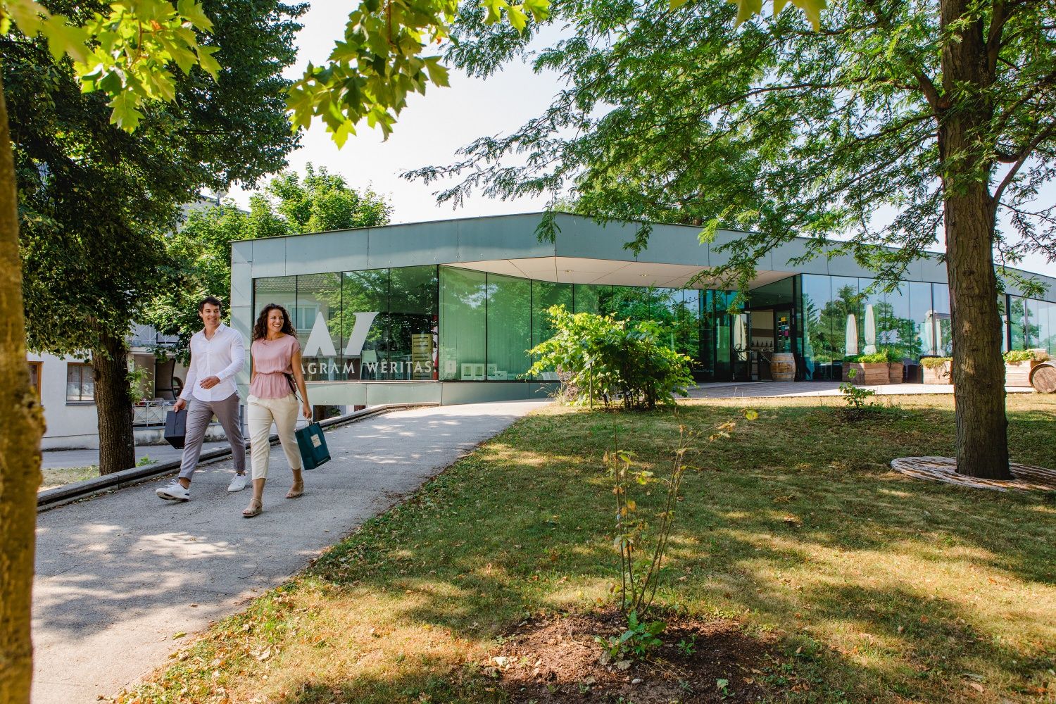 Pár před místní vinotékou s nákupem v ruce.