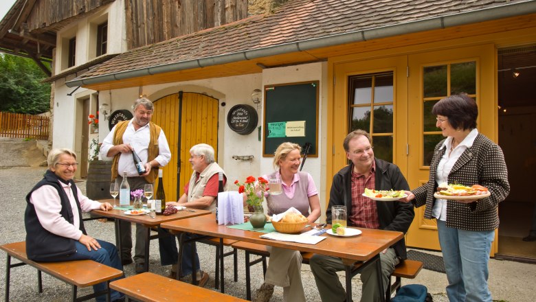 Heurigen snack in front of the house, © Rita Newman
