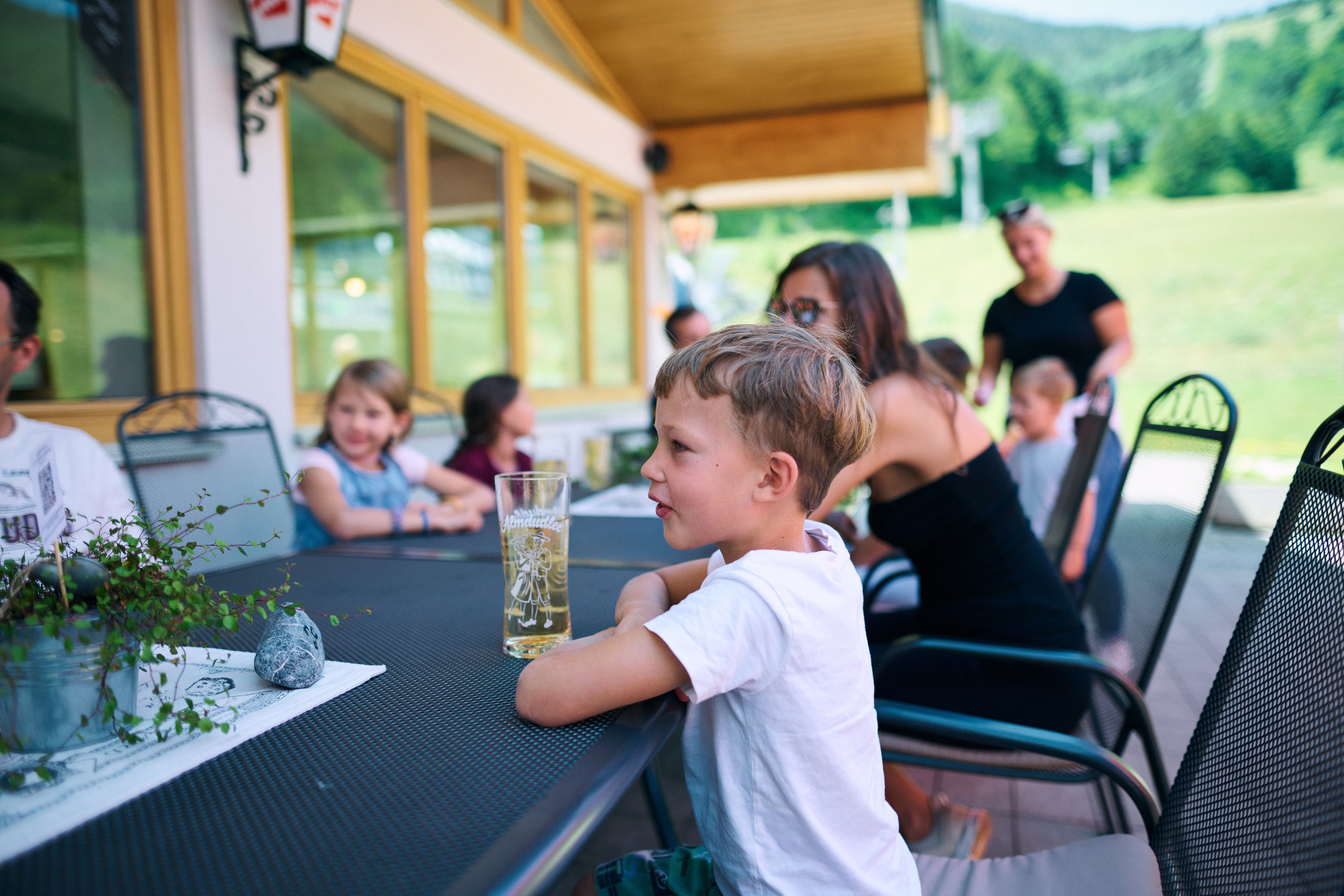 Rodina se posiluje na terase Lahning-inn