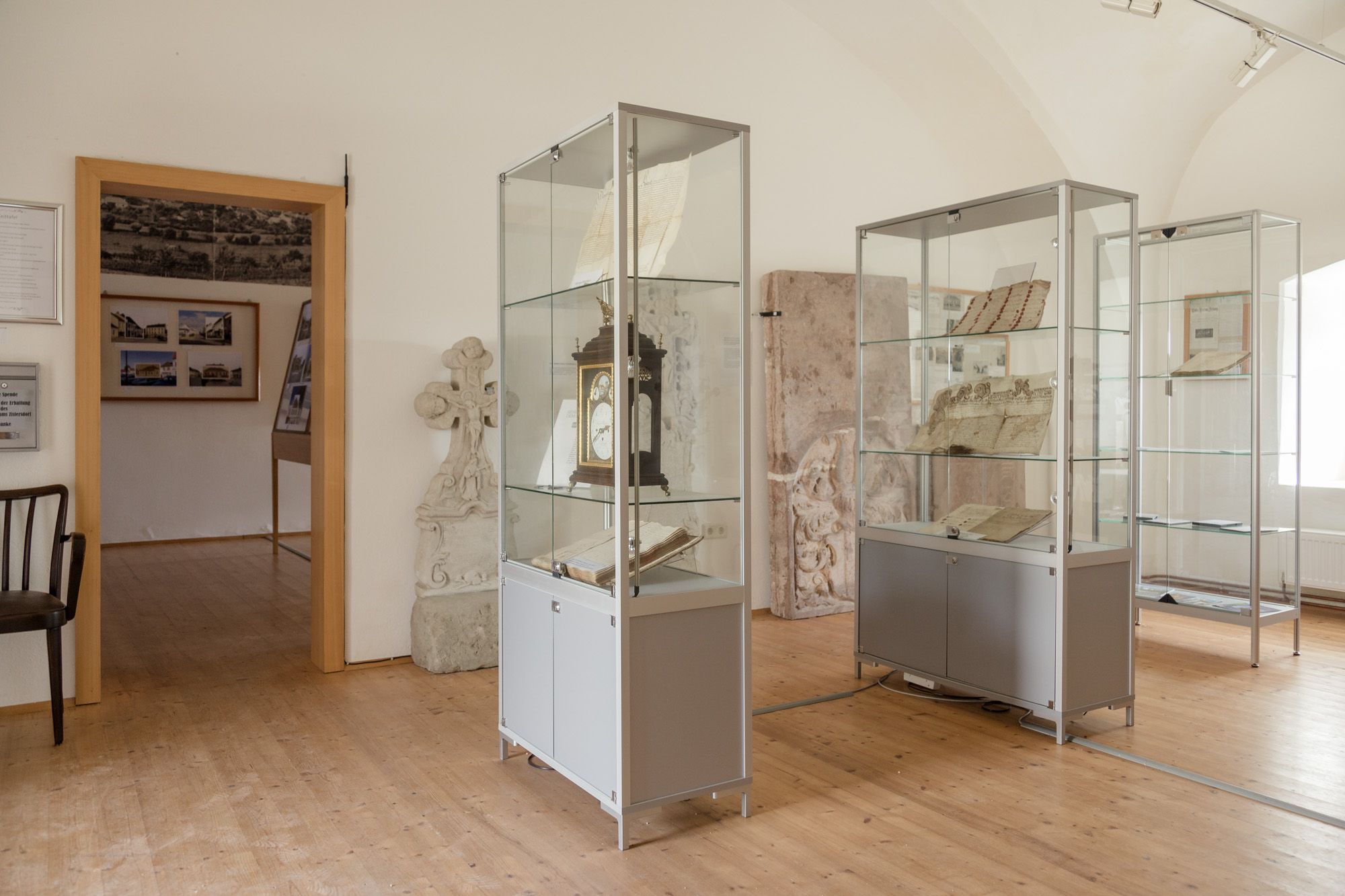 Pohled do interiéru muzea s vitrínami s historickými dokumenty a předměty.