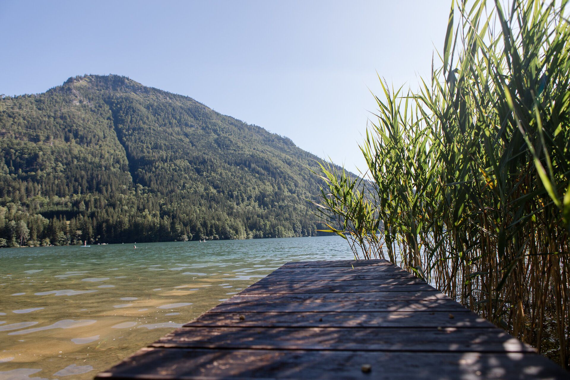Moderní dům s horou v pozadí za slunečného dne.