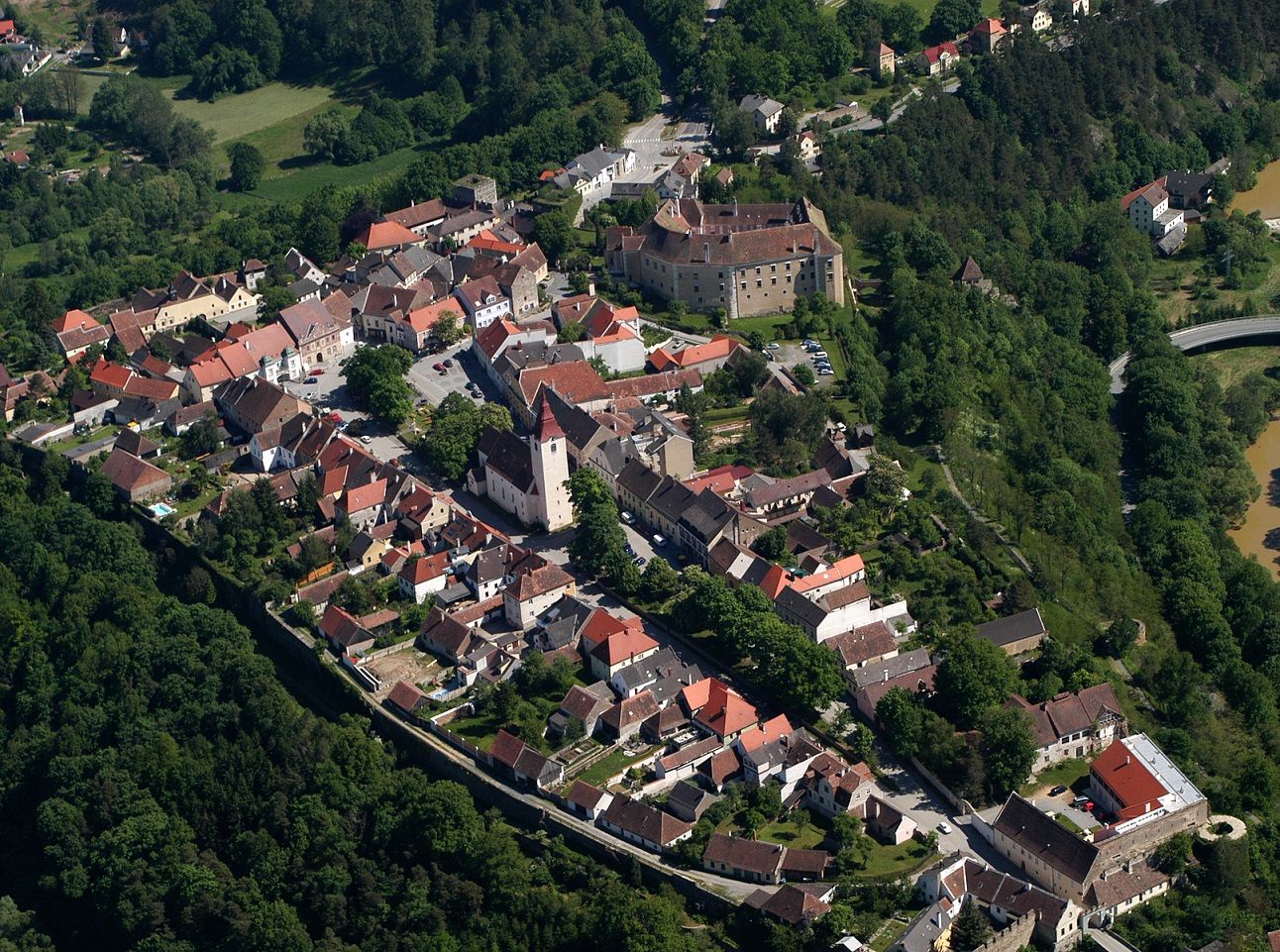 Letecký pohled na město Drosendorf s historickými budovami a okolní zelení.