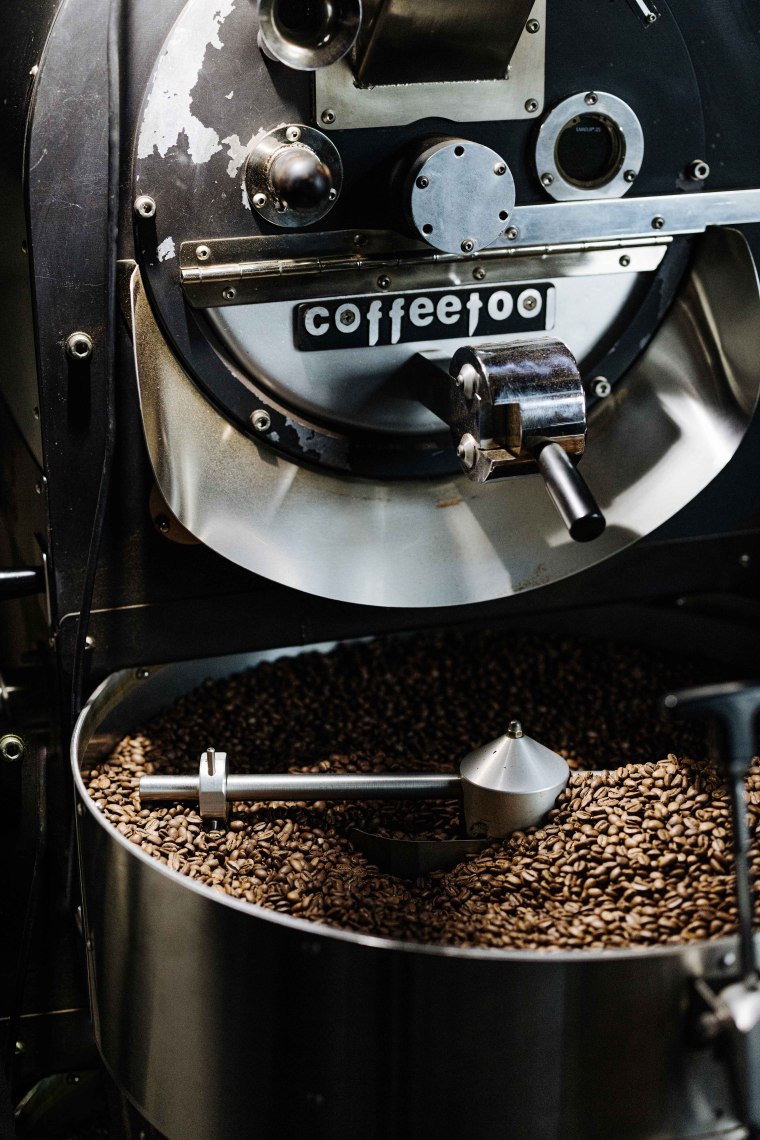Inzwischen röstet Felix am Standort am St. Pöltener Alpenbahnhof, © Mara Hohla