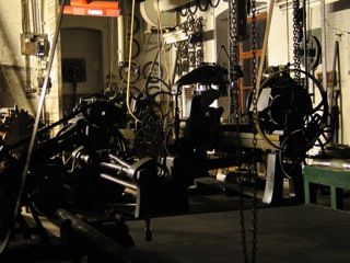 Historické stroje v muzeu s technologií válečkového gravírování.