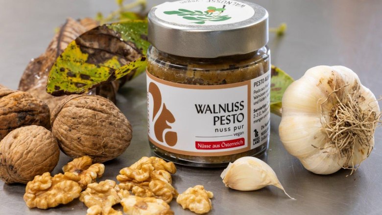 NUSSLAND, ořechovice, kter&eacute; zu&scaron;lechťuj&iacute;, &copy; Theo Kust