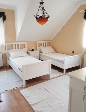 Ložnice s oddělenými postelemi, © bed and pool