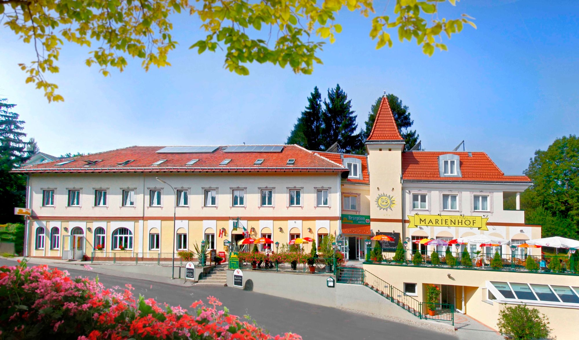Hotel Marienhof, výhled na dům s květinami