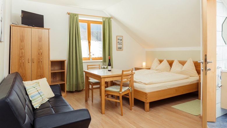 Pohled do pokoje v ekologick&eacute;m vinařstv&iacute; Jakob, &copy; Bioweingut Jakob