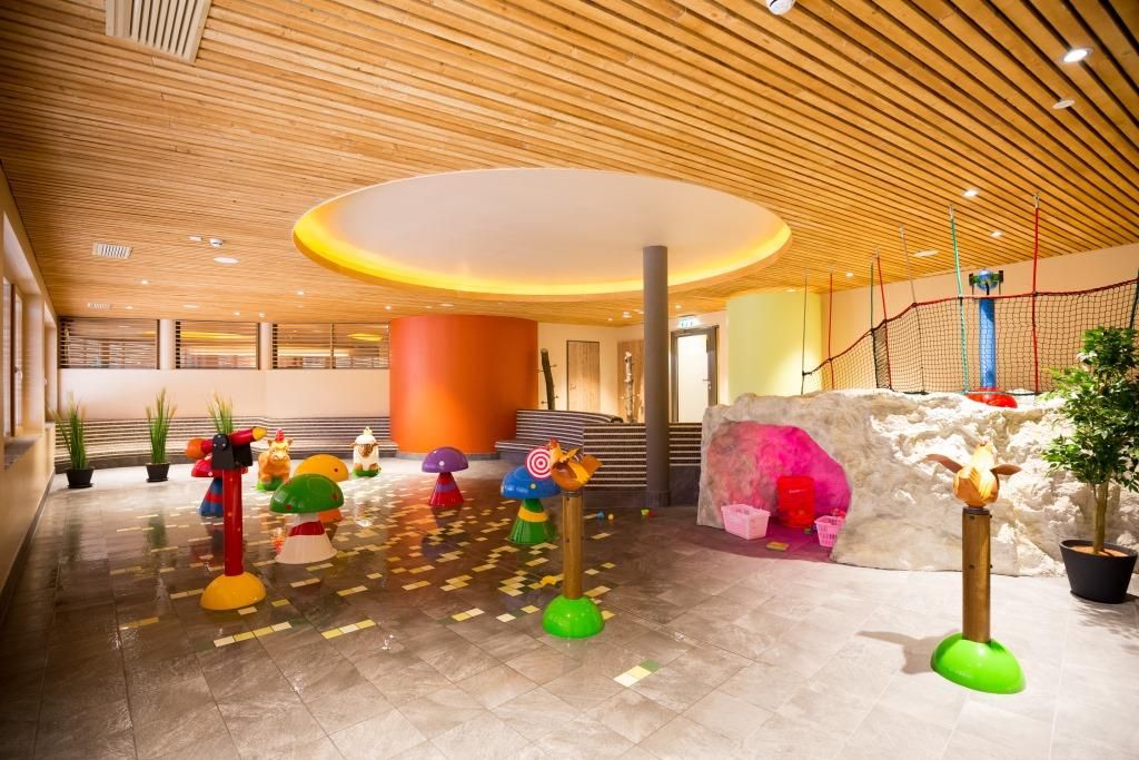 Vnitřní areál hotelu JUFA Annaberg s pestrými vodními hrami a lezeckou oblastí.