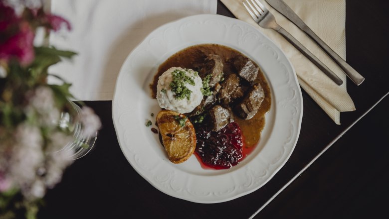 Wirtshausklassiker: Hirschragout, Kn&ouml;del, Preiselbeeren, &copy; Nieder&ouml;sterreich-Werbung/Sophie Menegaldo