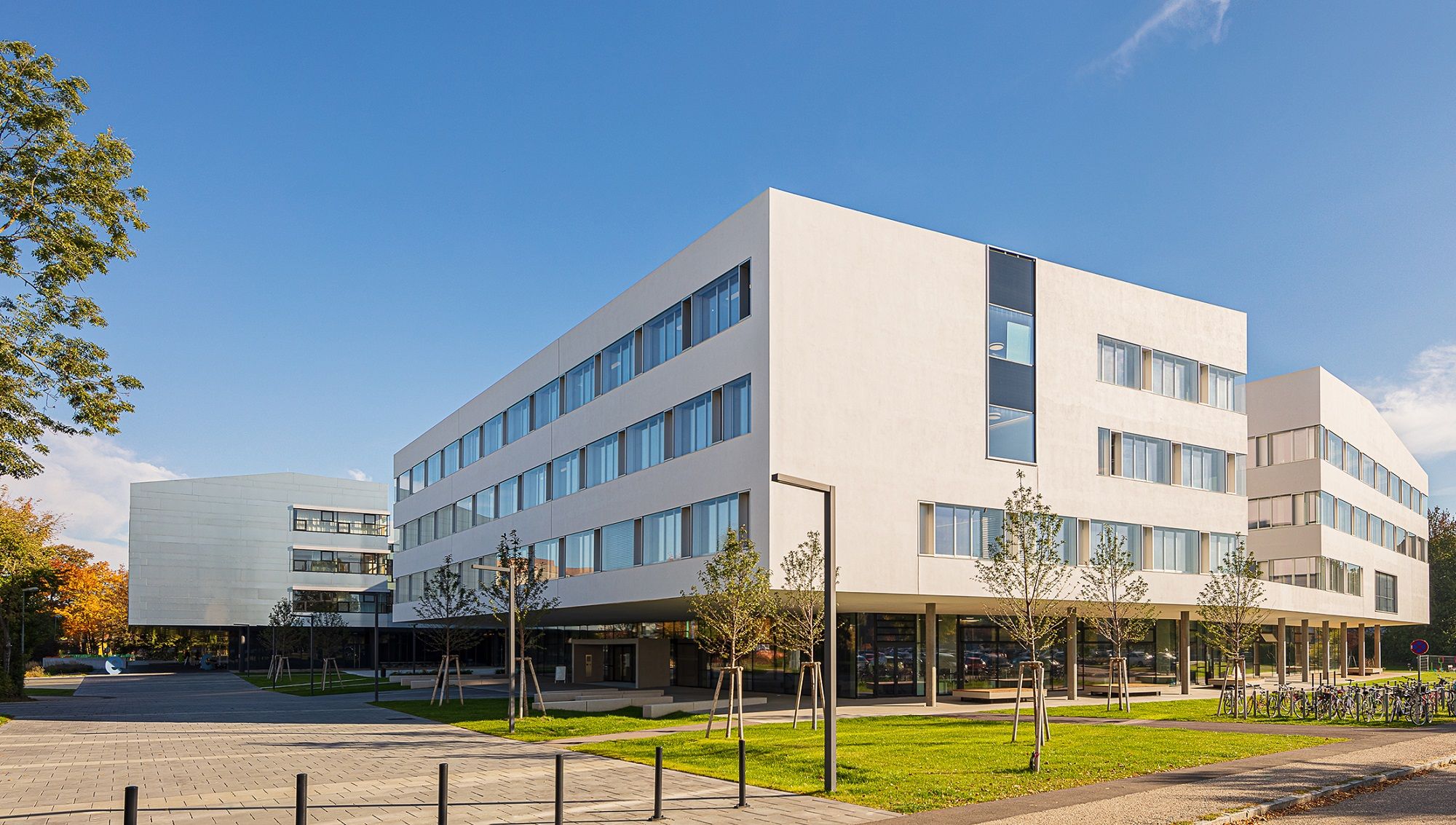 Moderní budovy v kampusu St. Pölten za slunečného počasí.