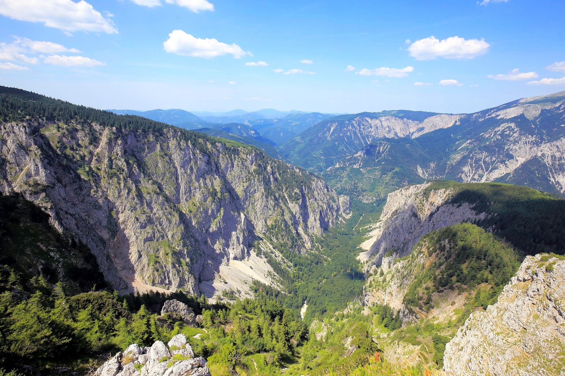Pohled na "Große Höllental" a Klobenwand vlevo