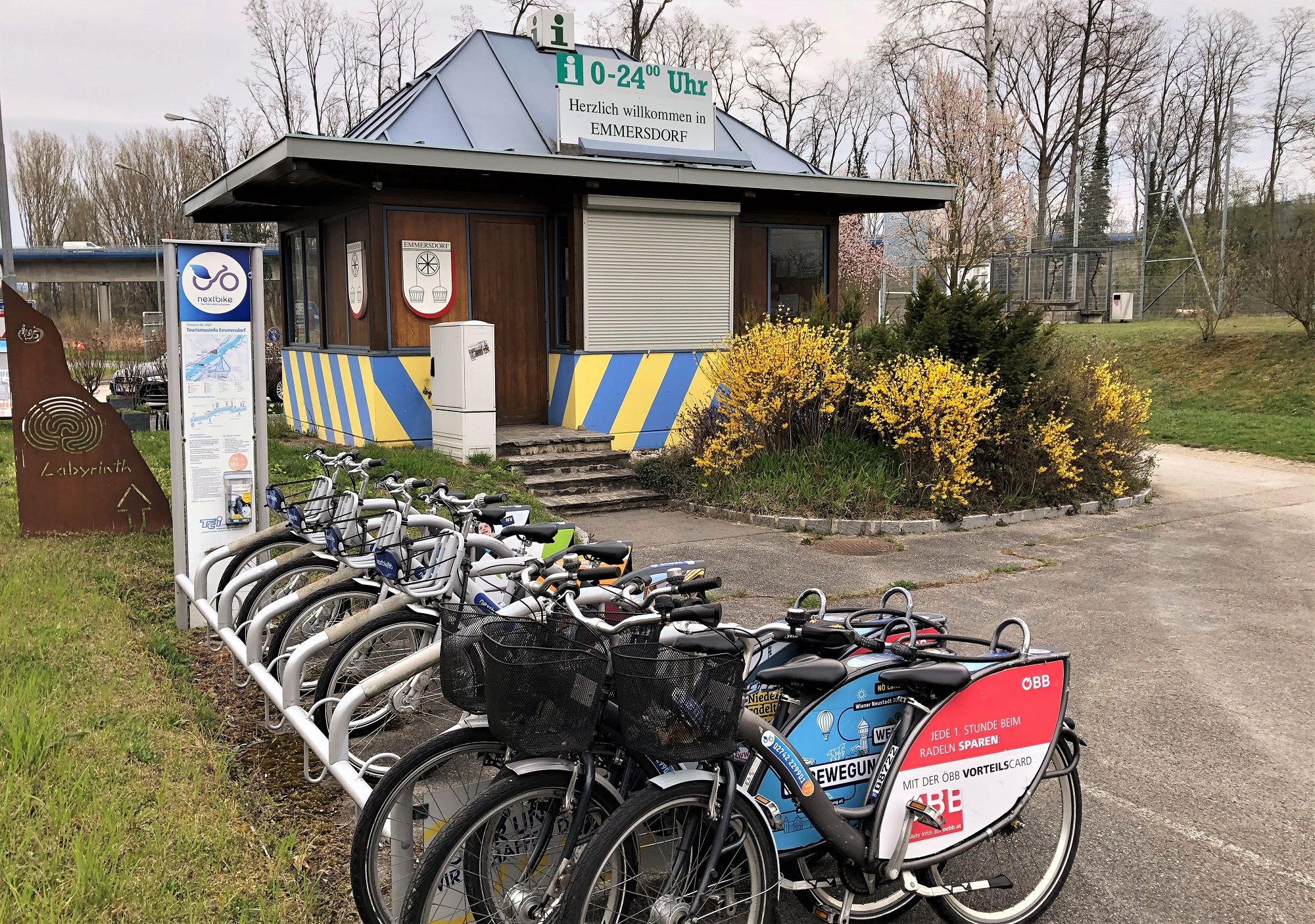 Turistické informační místo u kruhového objezdu v Emmersdorfu