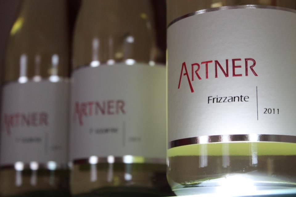 Detail lahví vína s etiketou "Artner Frizzante 2011".