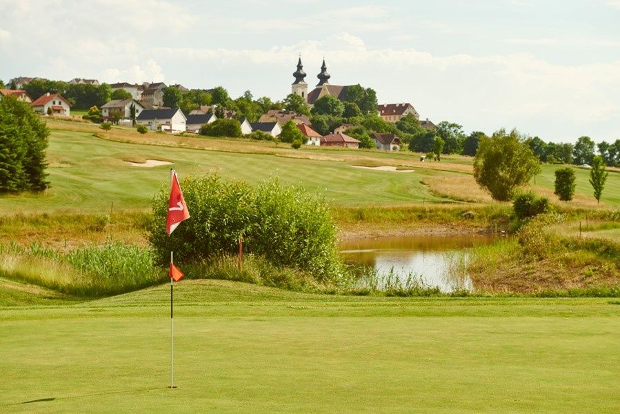 Pohled z golfového hřiště na baziliku v Maria Taferl