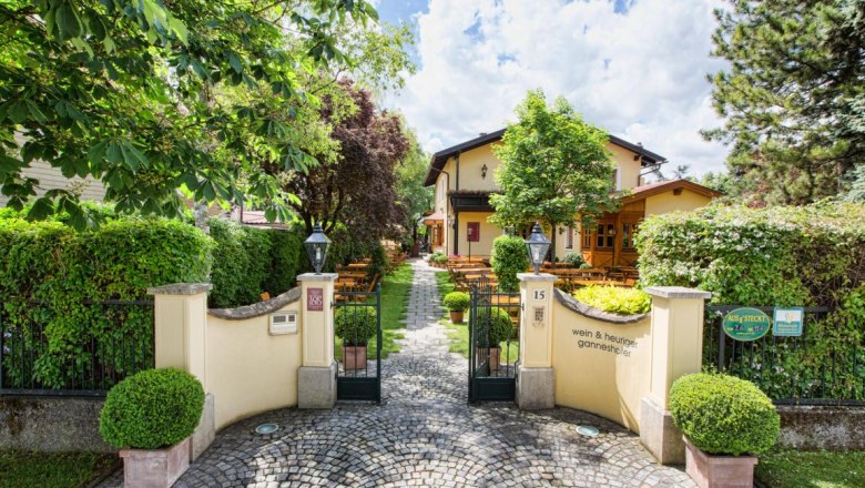 Driveway, &copy; Wein und Heuriger Ganneshofer