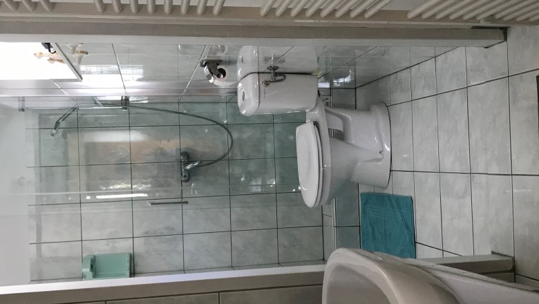 Modern&iacute; koupelna se sprchov&yacute;m koutem, toaletou a umyvadlem.