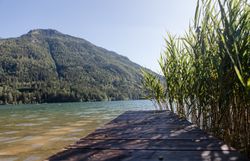 Moderní dům s horou v pozadí za slunečného dne.