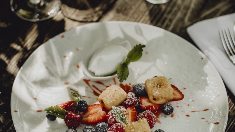 Gebackener Topfen mit marinierte Beeren & Joghurteis, © Niederösterreich Werbung/Sophie Menegaldo