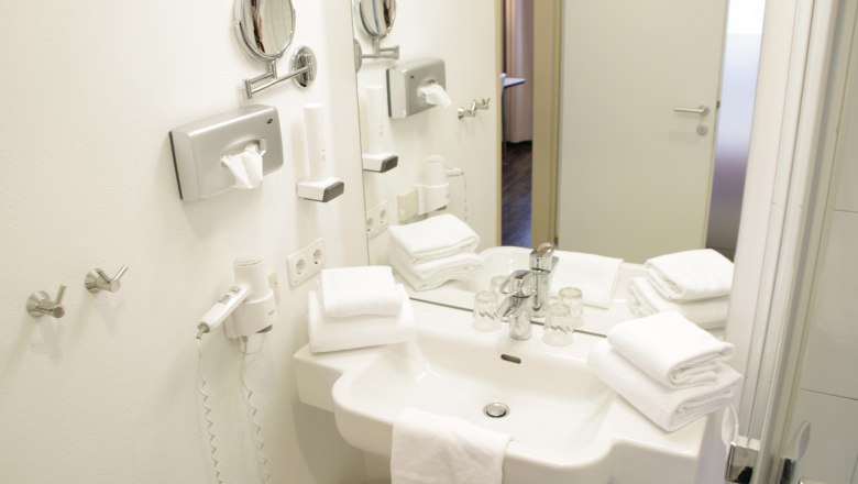 Bathroom in the hotel rooms, &copy; Hotel-Restaurant Liebnitzm&uuml;hle