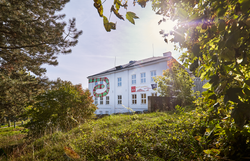 Umgeben von üppigem Grün und der sanften Hügellandschaft des Wienerwaldes, strahlt das Zentrum für Art Brut eine einladende Atmosphäre aus. Die harmonische Verbindung von Natur und Kunst lädt Besucher dazu ein, in eine Welt voller kreativer Inspiration einzutauchen.