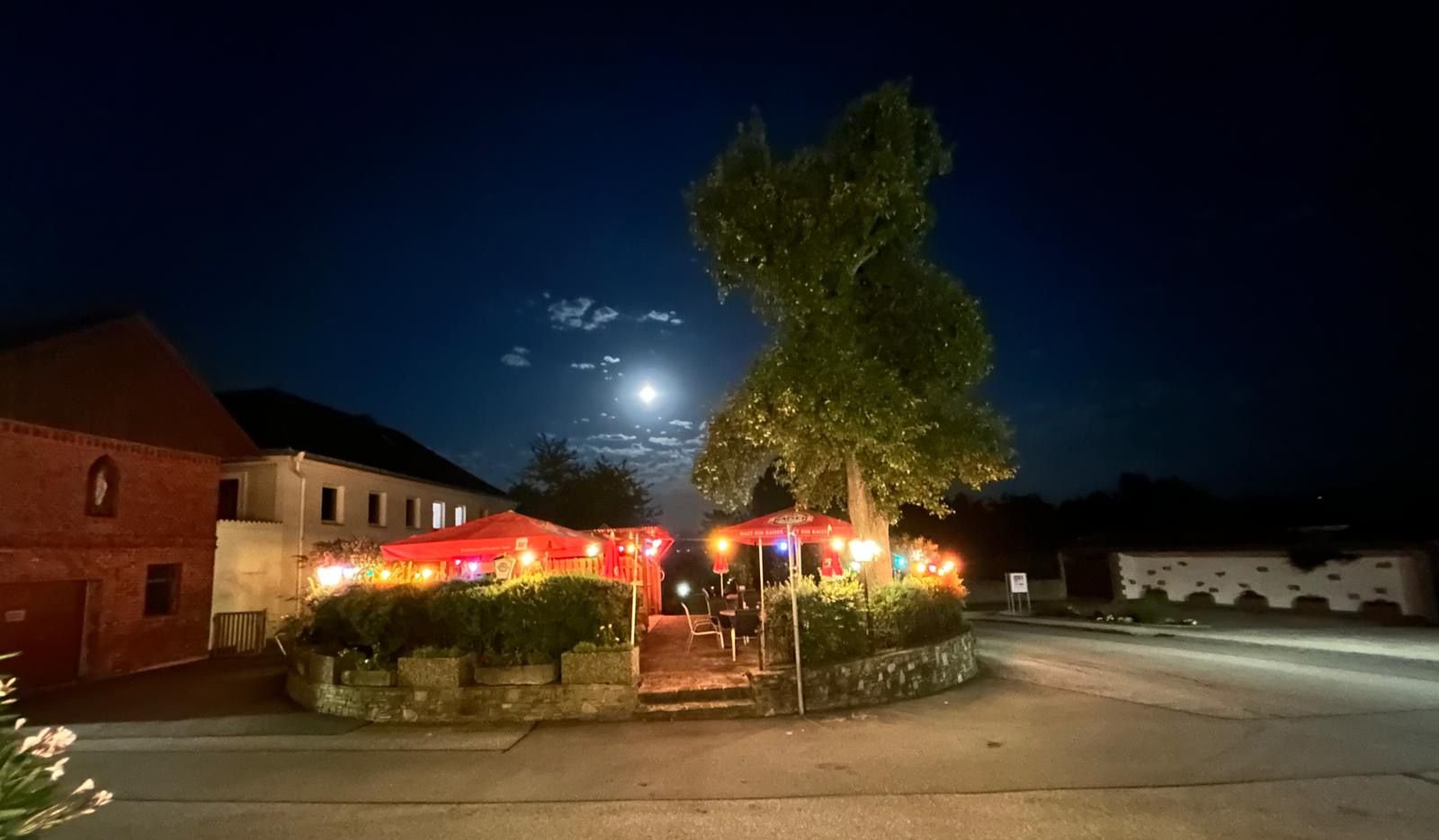 Večerní atmosféra v zahradní restauraci hostince Zatl