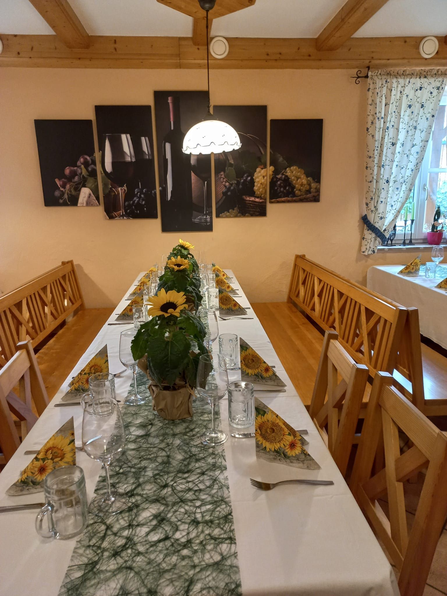 Prostírání stolu se sklenicemi a dekoracemi 