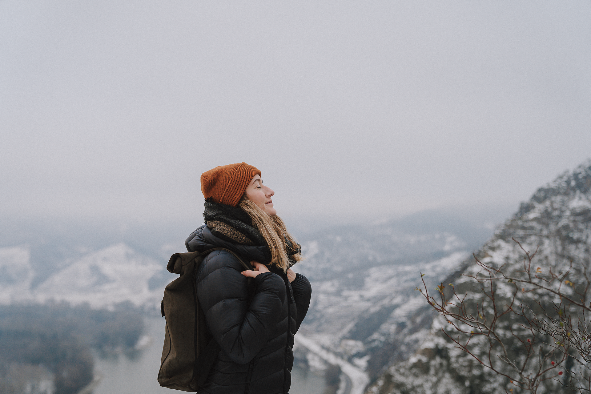 In der winterlichen Landschaft um die Ruine Dürnstein entfaltet sich eine zauberhafte Stille, während der Schnee sanft die Hügel bedeckt. Die kühle Luft und der Nebel verleihen der Szenerie eine mystische Atmosphäre, die zum Wandern einlädt und die Schönheit der Natur in ihrer reinsten Form zeigt.